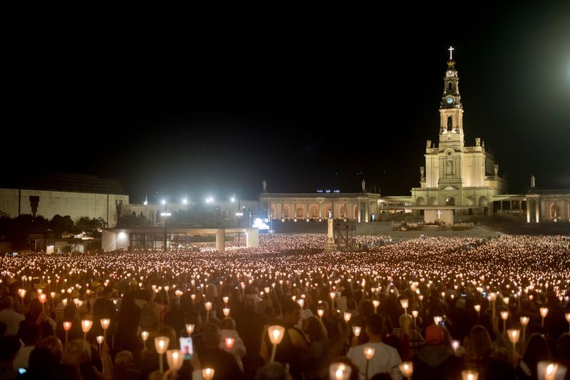 Procesja ze świecami przed Sanktuarium w Fatimie