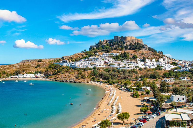 Plaża i miasto Lindos na wyspie Rodos