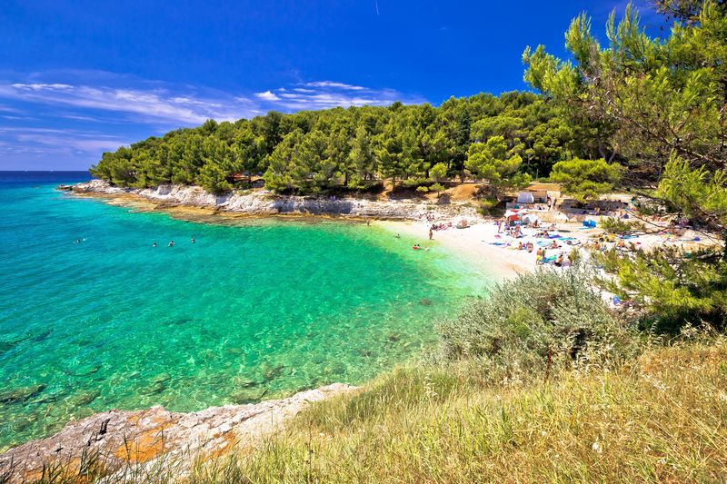 Plaża w mieście Pula w Chorwacji