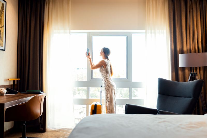 Kobieta w hotelowym pokoju