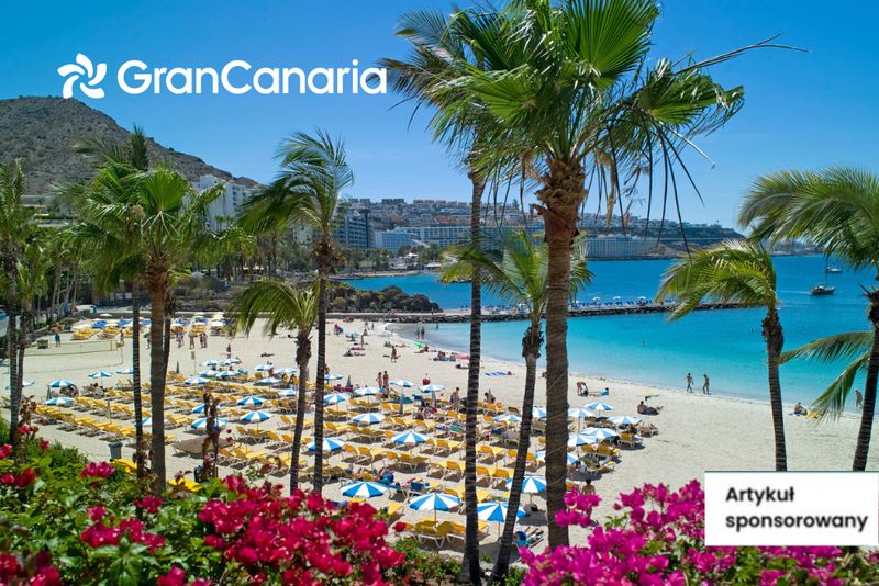 Piękna piaszczysta plaża w Anfi del Mar