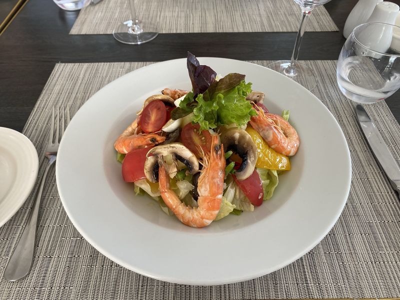 Danie z owocami morza serwowane w restauracji w Rabacie