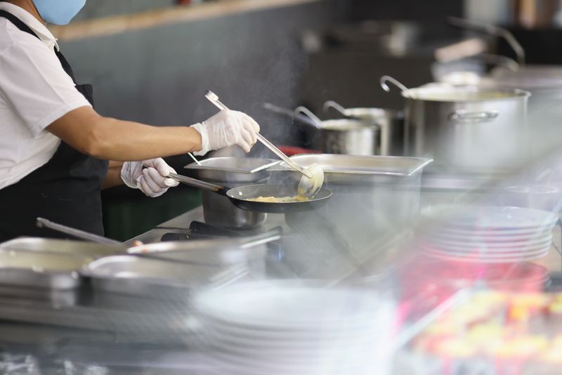Przygotowywanie posiłków w restauracji
