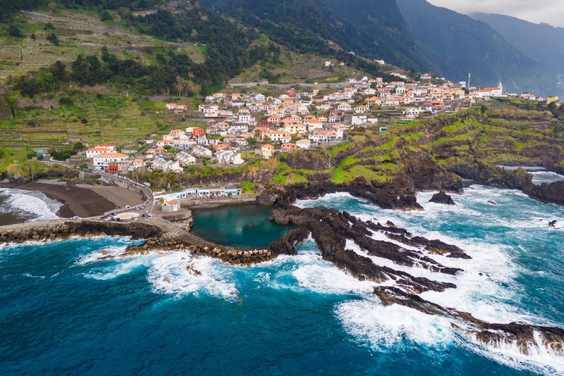 Seixal, naturalny basen i obok plaża