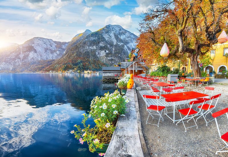 Idealne miejsce na kawę nad brzegiem jeziora