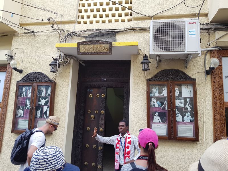 To tam mieszkał Freddie Mercury?