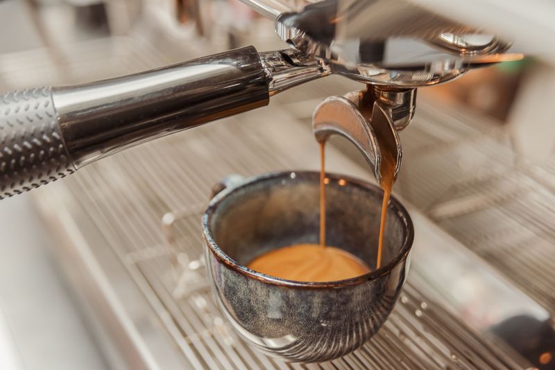 Świeżo palona kawa z ekspresu