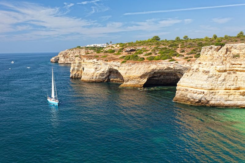 Źródło: Shutterstock, na zdjęciu: Żeglowanie po Algarve