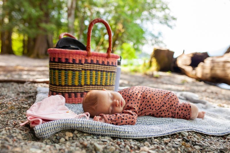Slow travel z dziećmi, śpiące dziecko na plaży