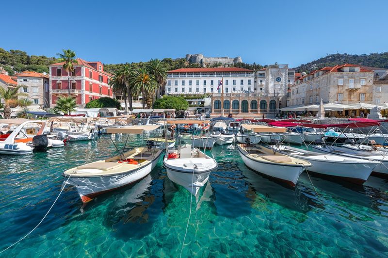 Wyspa Hvar i łódeczki przy brzegu