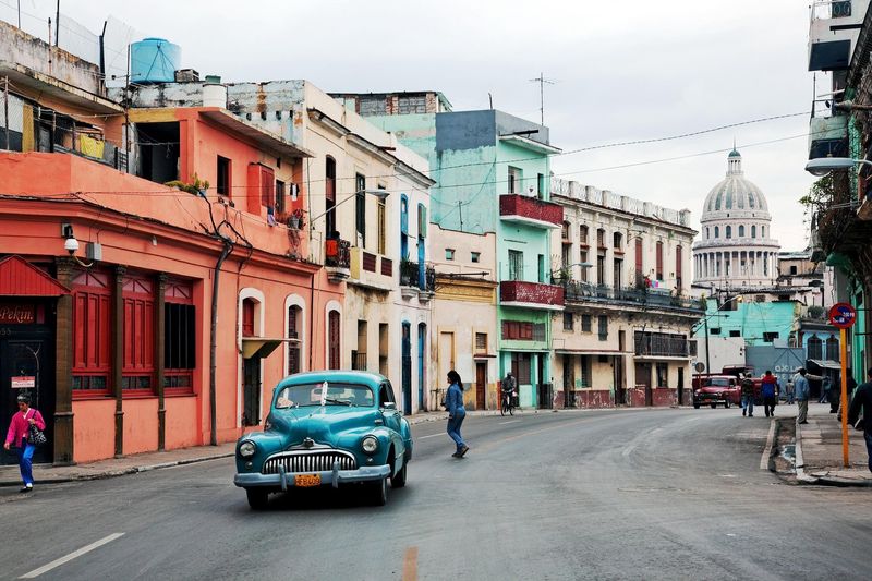 Stare samochody to jeden ze znaków rozpoznawczych Kuby