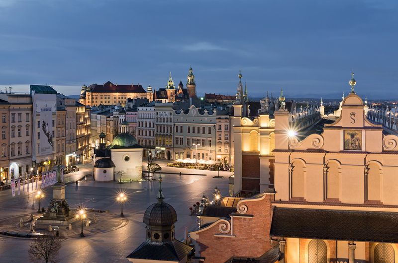 Kraków nocą. Sukiennice, Rynek Główny, Kościół św. Wojciecha, Grodzka, Pomnik Mickiewicza