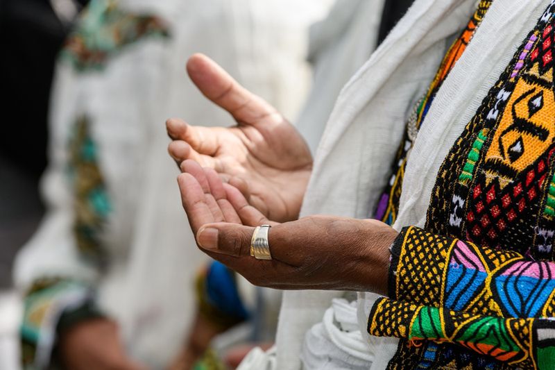 Etiopska kobieta podczas modlitwy