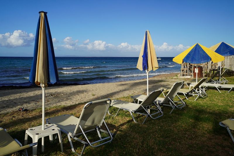 Aragassi i fragment plaży z leżakami i parasolami