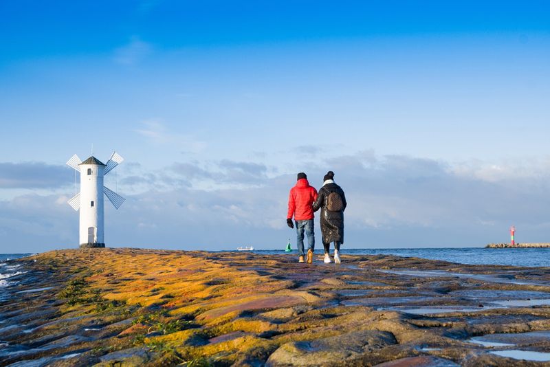Świnoujście i droga prowadząca do wiatraka