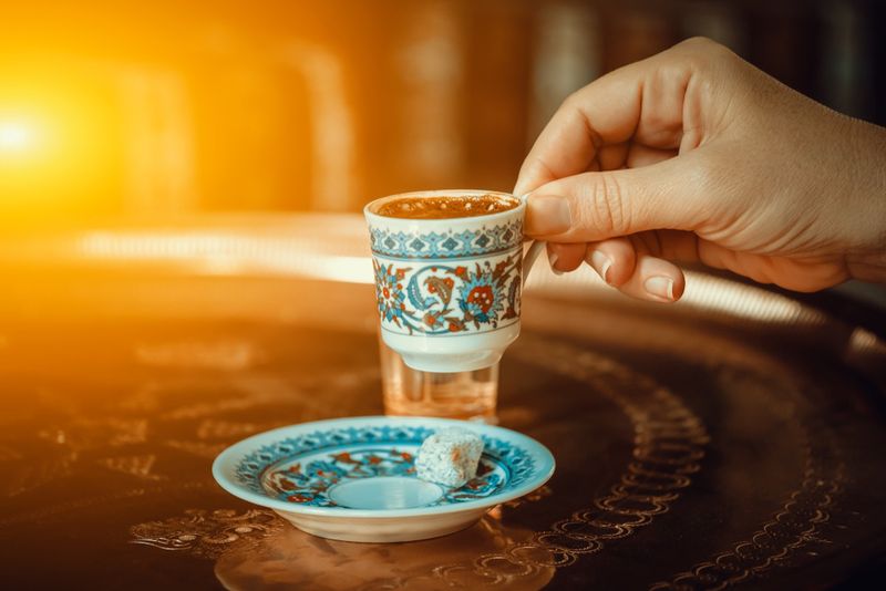 Kawa po turecku w tradycyjnej porcelanie