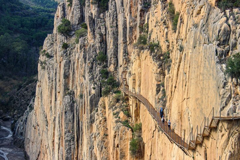Caminito del Rey, skalna ściana z drewnianą kładką