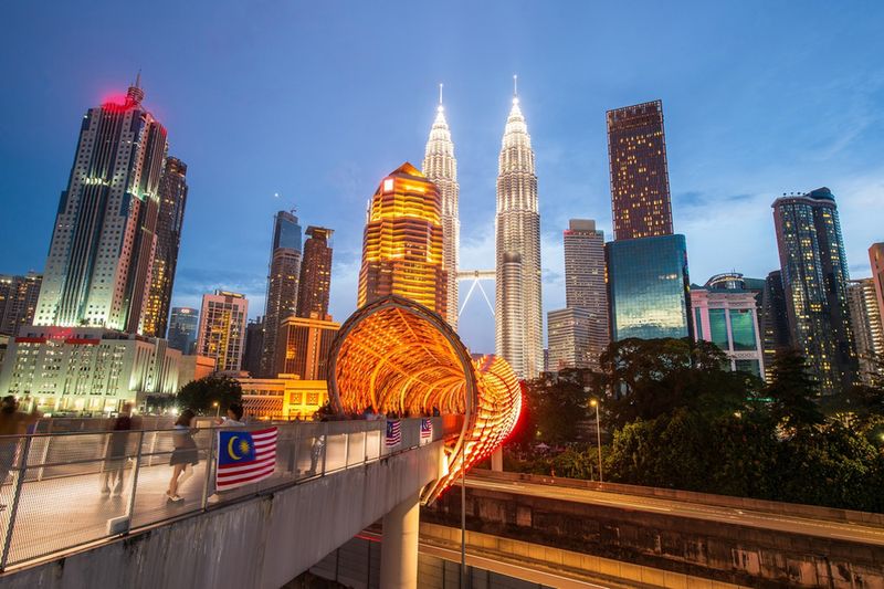 Most Saloma wieczorem, pięknie podświetlony