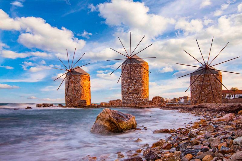 Wyspa Chios i kamienne wiatraki nad morzem