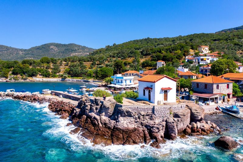 Mała wioska przy morzu na wyspie Lesbos