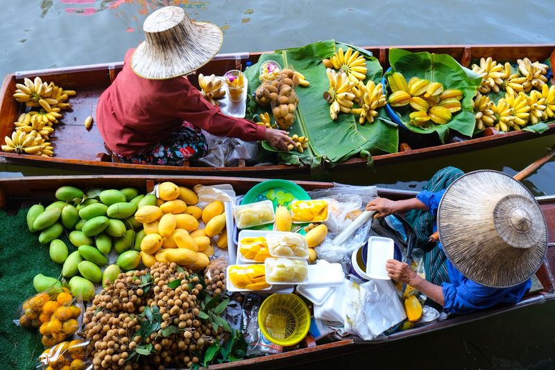 Pływający market w Tajlandii