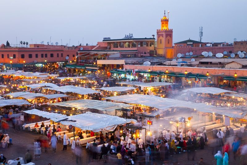 Jemaa el-Fnaa, na którym można kupić przysmaki i daktyle