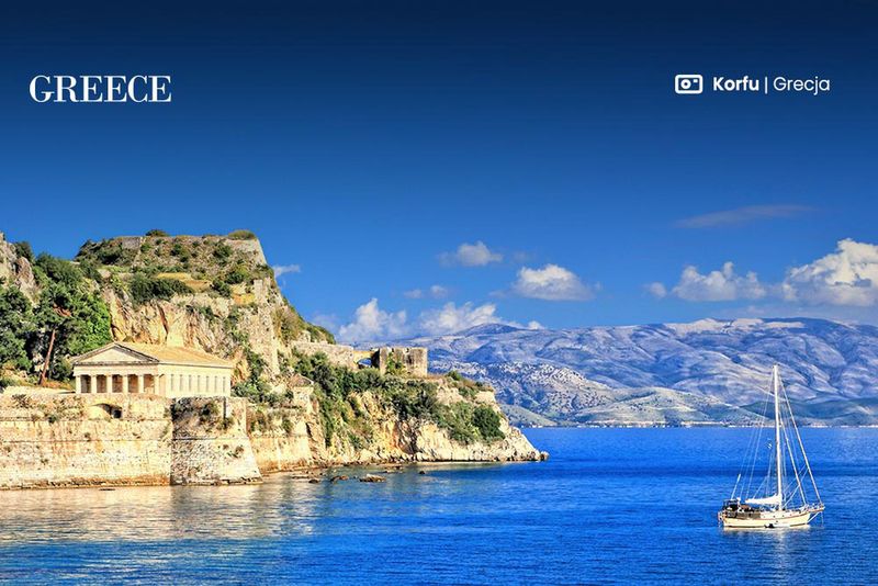Oblana błękitem wyspa Korfu
