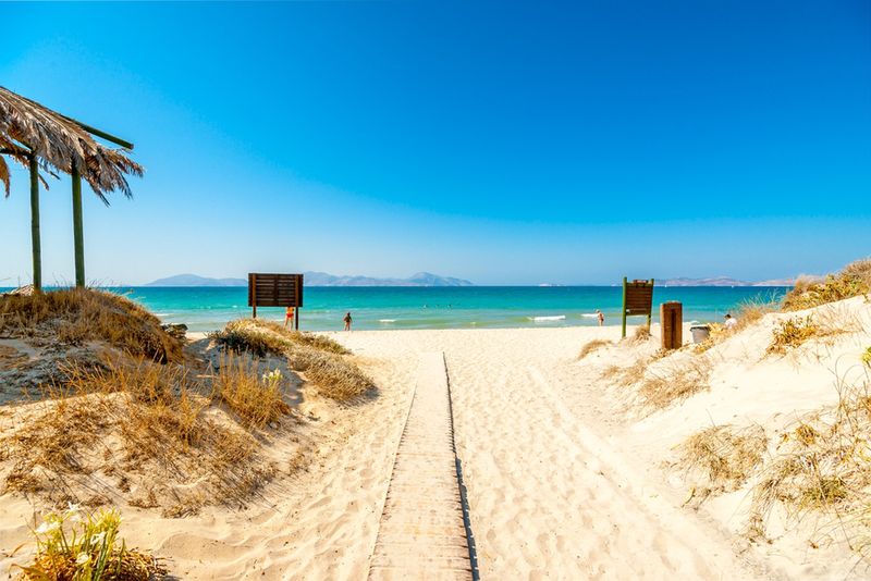 Piaszczysta droga na jedną z pięknych plaż na wyspie Kos