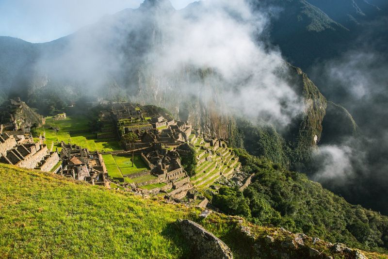 Miasto Inków z góry i mgła