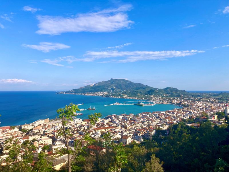 Widok ze wzgórza na zatokę i miasto Zante