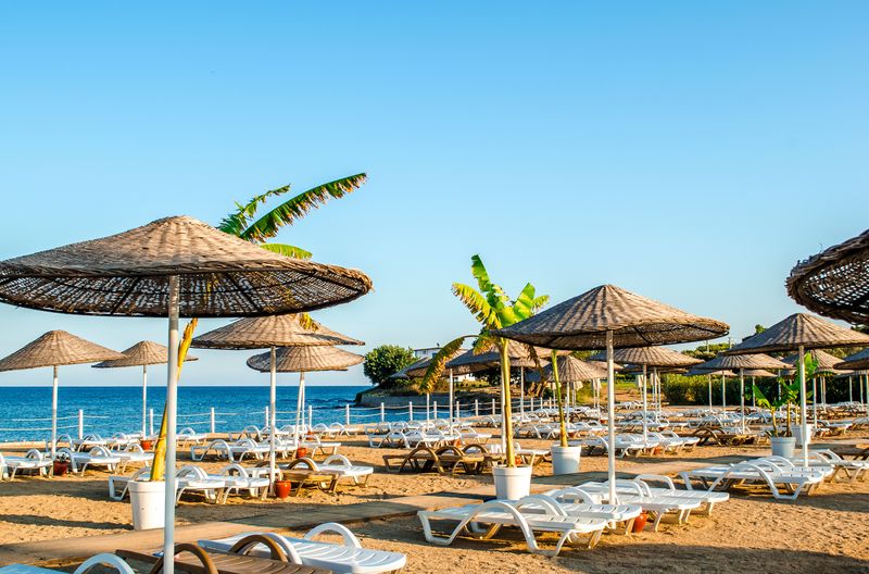 Plaża z leżakami i parasolami