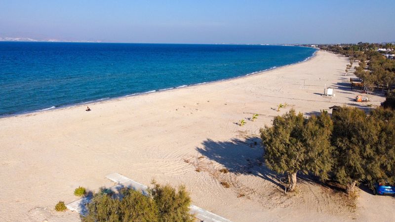 Piaszczysta plaża Tigaki