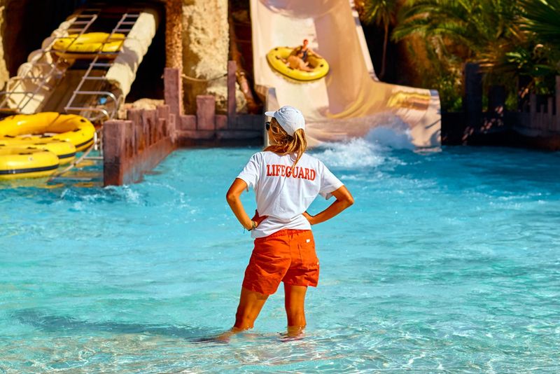 Ratownik w basenie przy zjeżdżalni