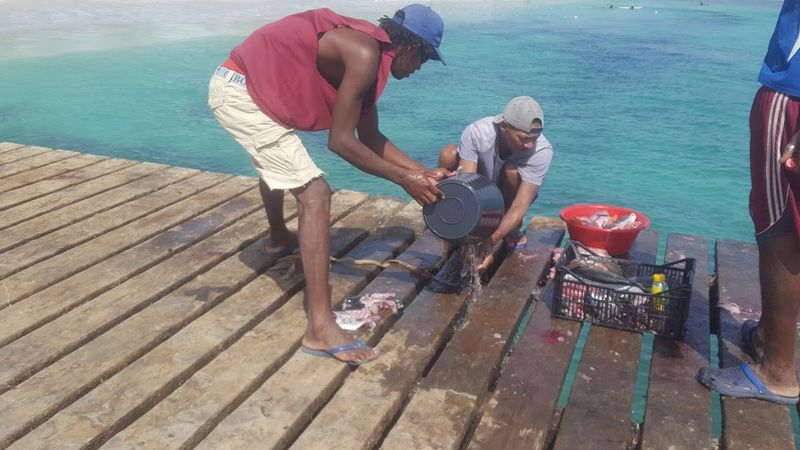 Santa Maria, rybacy na molo 