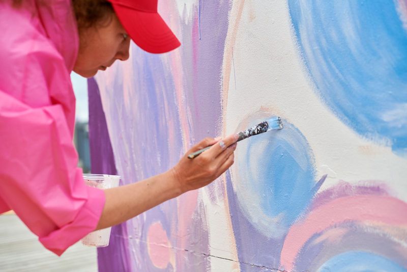 Kobieta malująca mural
