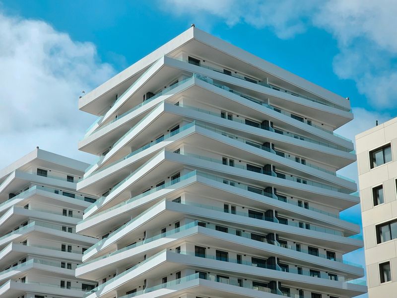 Nowoczesne bloki w dzielnicy Anfa