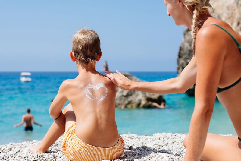 Plaża na Korfu i chłopiec z mamą
