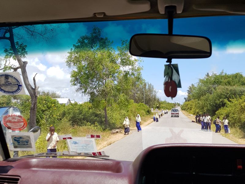 Zanzibar - dzieci idące do szkoły