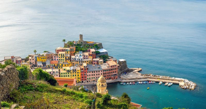 Widok z lotu ptaka na piękną wioskę rybacką Vernazza