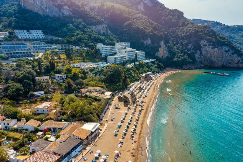Długa i piaszczysta plaża Agios Gordios