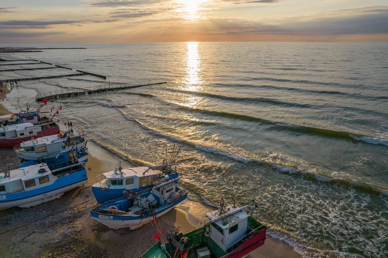 Jarosławiec i kutry rybackie na plaży