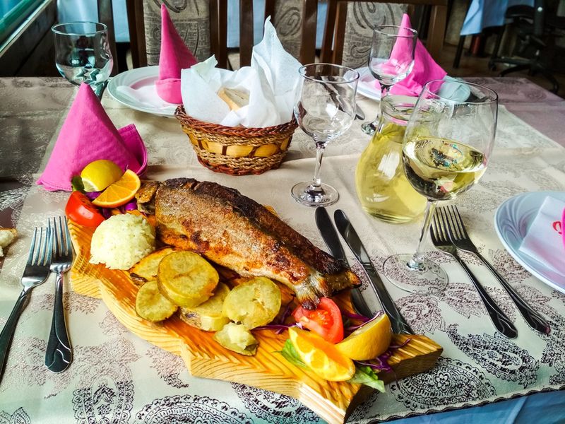 Pieczony pstrąg ochrydzki