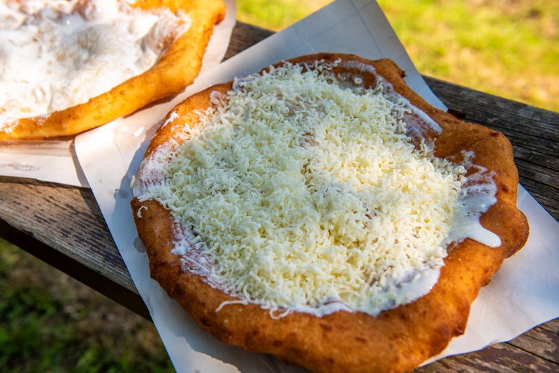 Langosz - drożdżowy placek z dodatkami