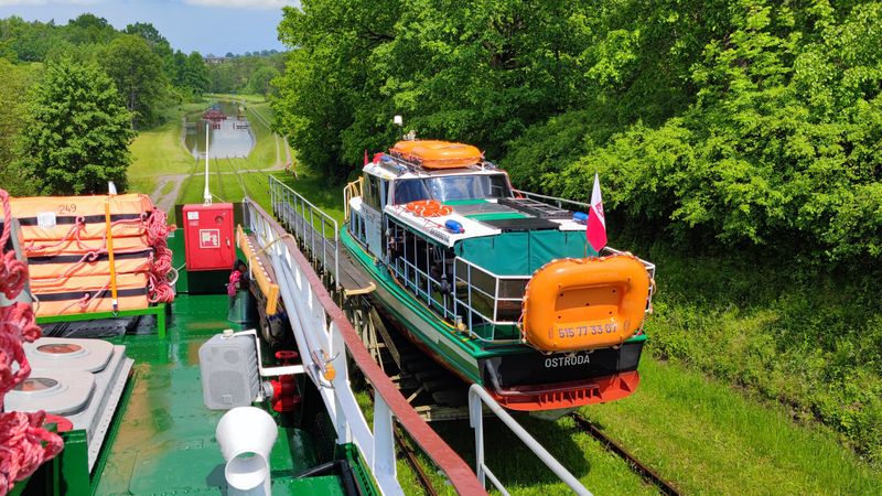 Rejs statkiem po trawie po Kanale Elbląskim