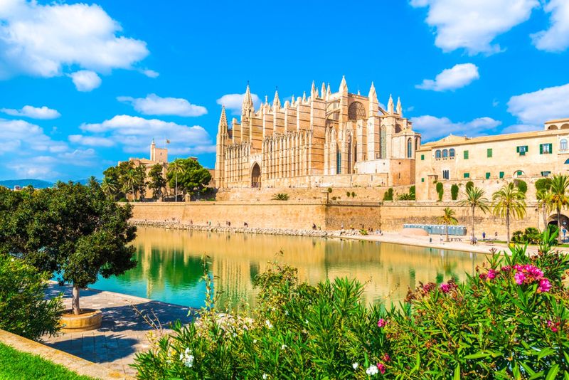 Gotycka katedra La Seu na wyspach Palma de Mallorca