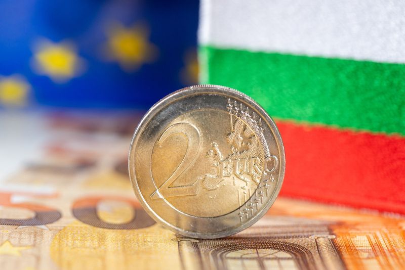 Waluta euro na tle flagi Bułgarii