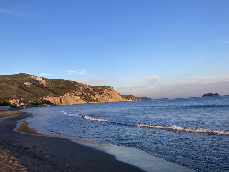 Plaża w Kalimaki podczas zachodu słońca
