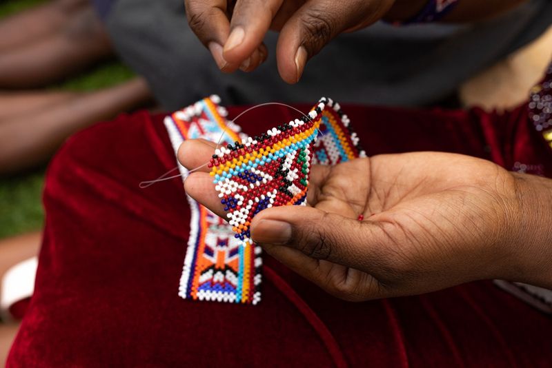 Kobieta robiąca bransoletkę