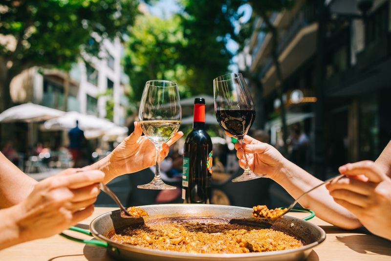 Paella i pyszne wino  z Hiszpanii