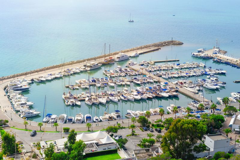 Marina i plaża w Sidi Bou Said